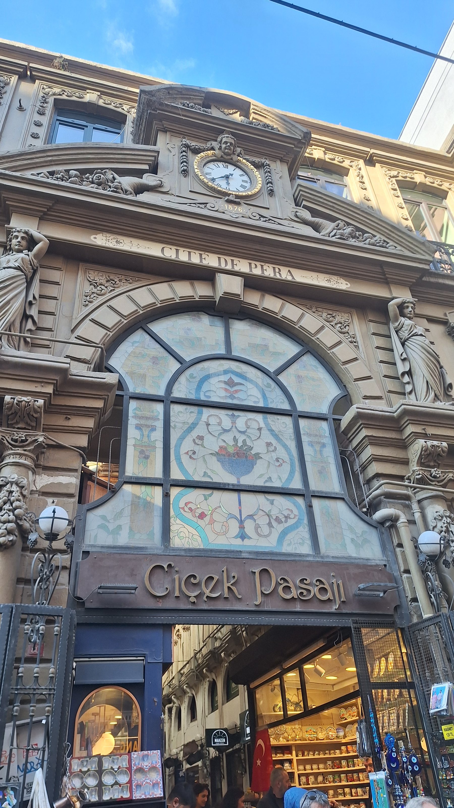 İstiklal Caddesi: Kirchen, Passagen, Botschaften und die Straße, in der sich Pera neu erfand