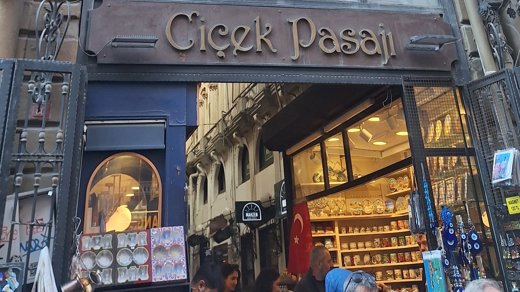 İstiklal Caddesi: Kirchen, Passagen, Botschaften und die Straße, in der sich Pera neu erfand