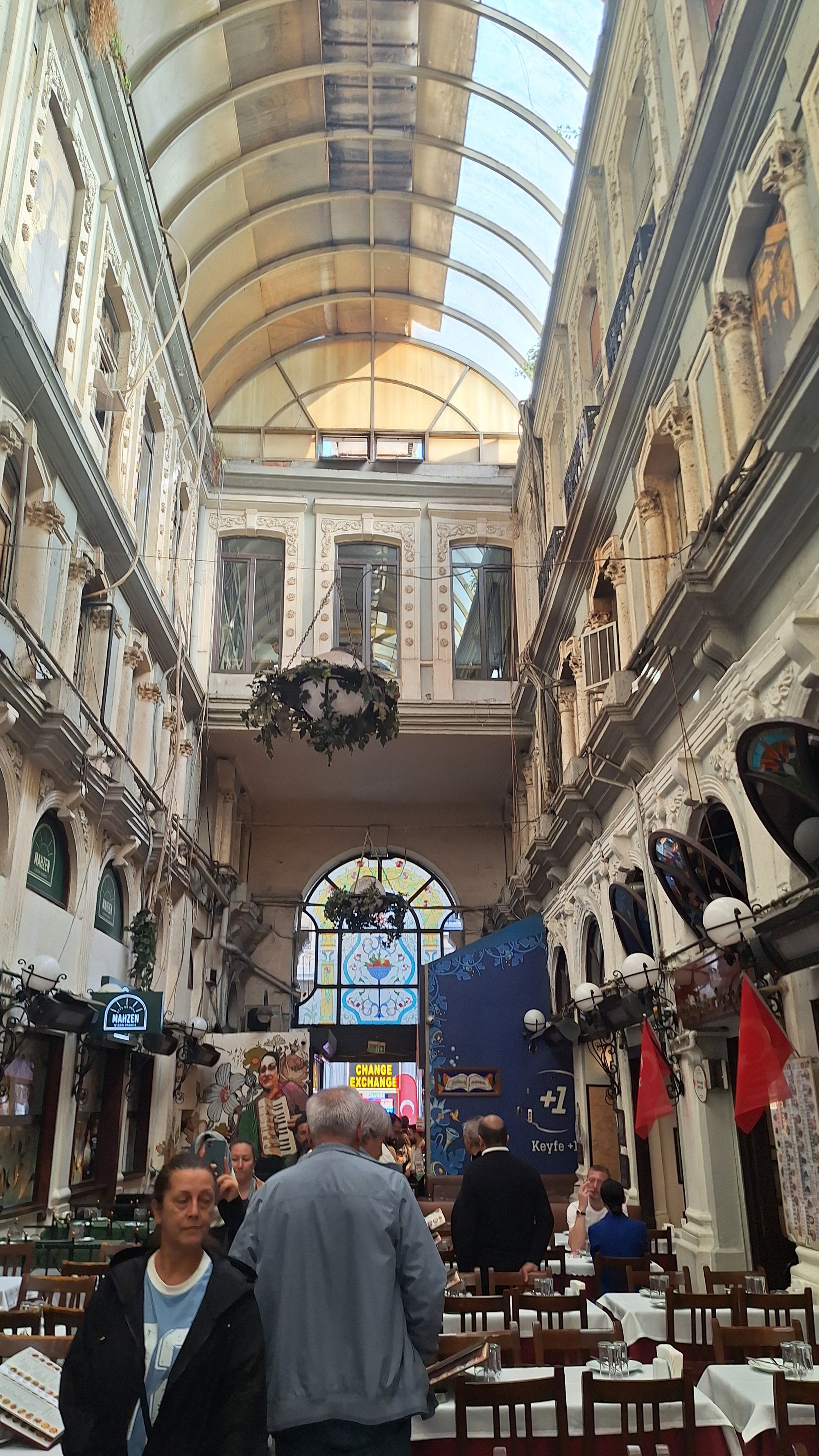 İstiklal Caddesi: Kirchen, Passagen, Botschaften und die Straße, in der sich Pera neu erfand