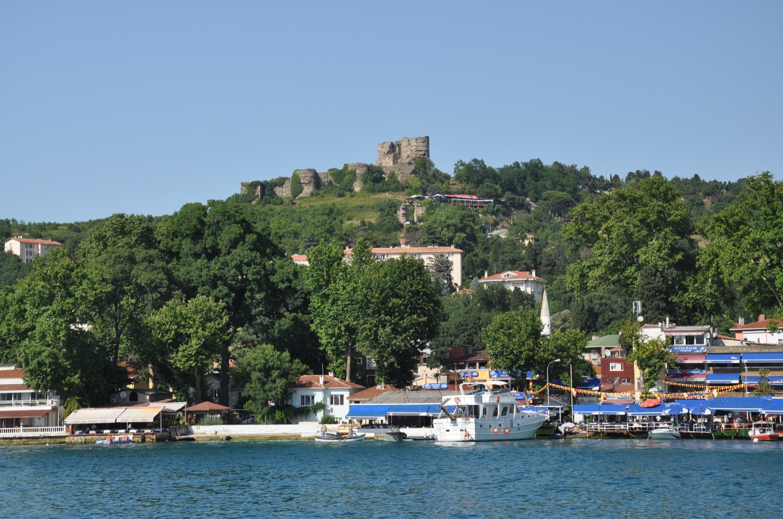 Anadolu Kavağı: Wo der Bosporus fast endet, die Stadt ruhiger wird und eine byzantinische Festung über dem Schwarzen Meer wacht
