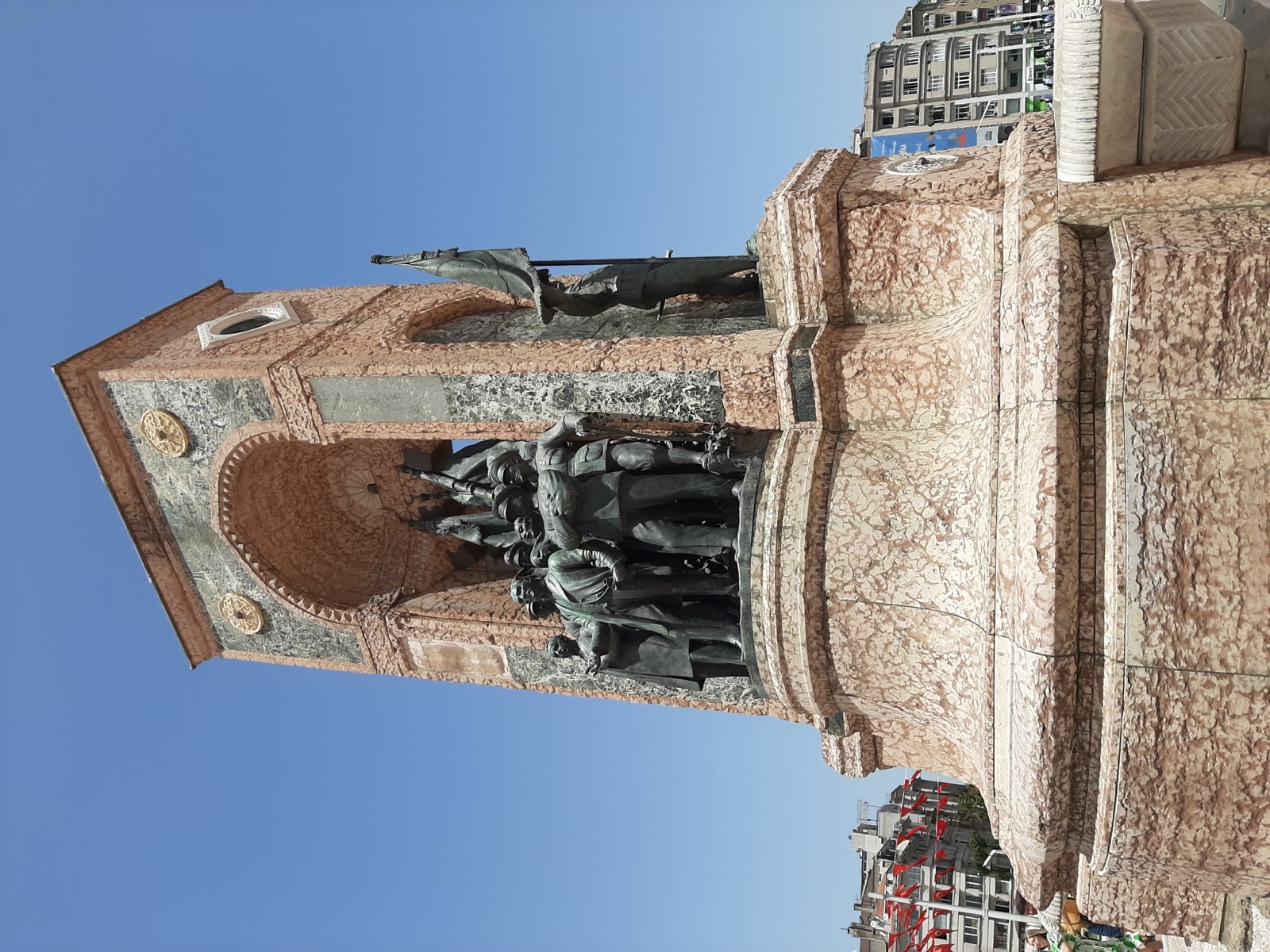 Taksim-Platz: Wasserverteiler, Republikdenkmal, 1. Mai und Gezi – warum dieser Platz politisch so aufgeladen ist