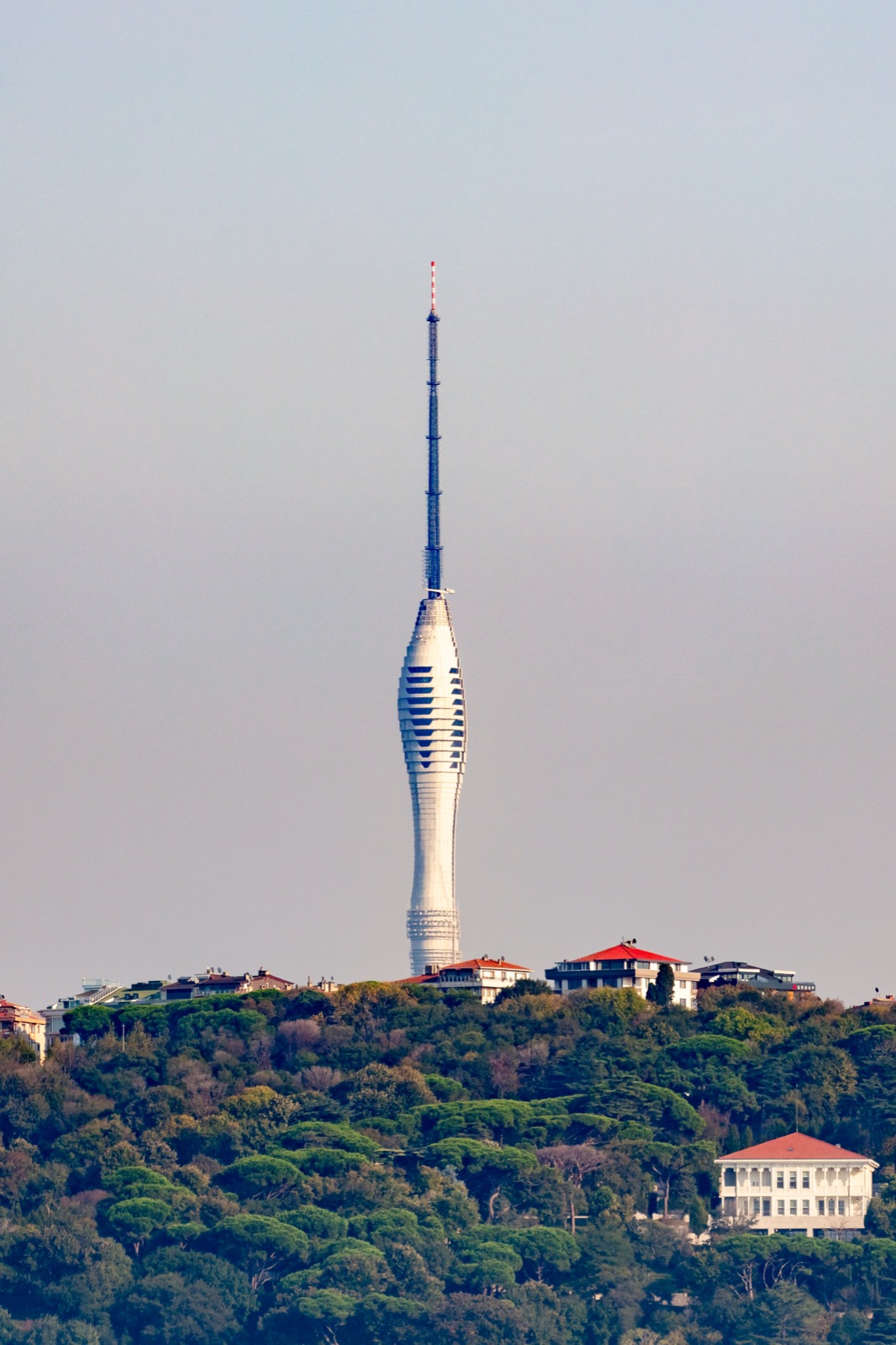 Çamlıca-Turm: 369 Meter Technik, Aussicht und der Versuch, Istanbuls Antennenwald zu ordnen