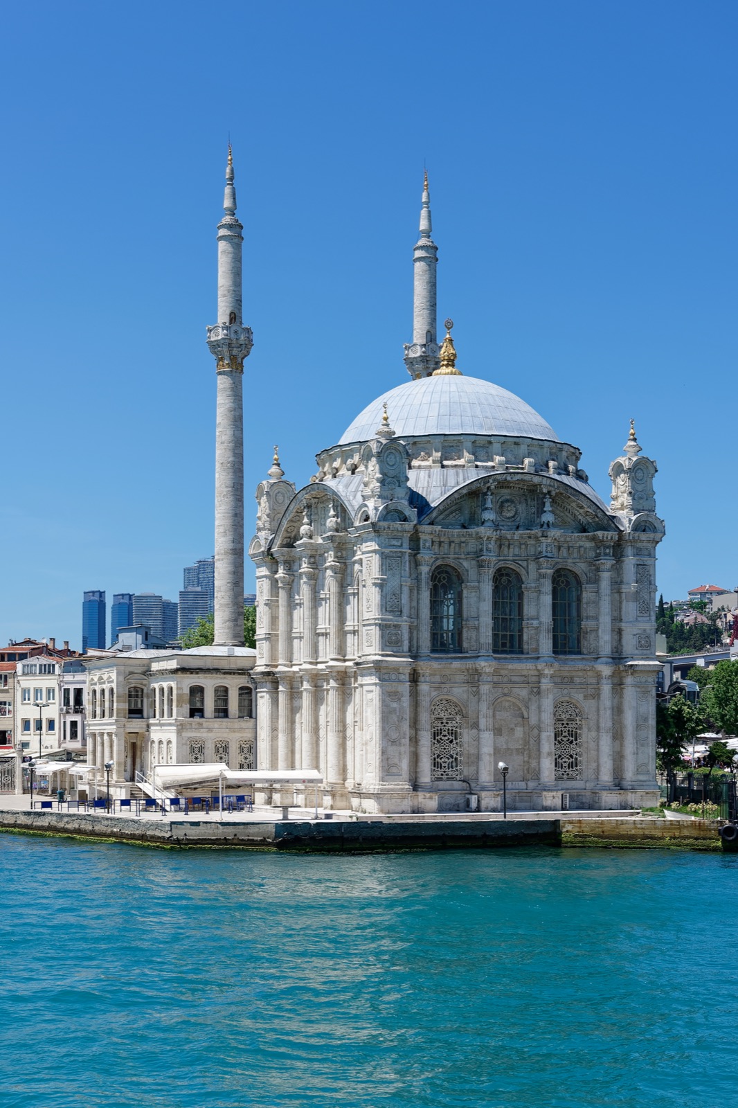 Ortaköy-Moschee: Warum sie aussieht, als wäre ein Palast direkt an den Bosporus gestellt worden