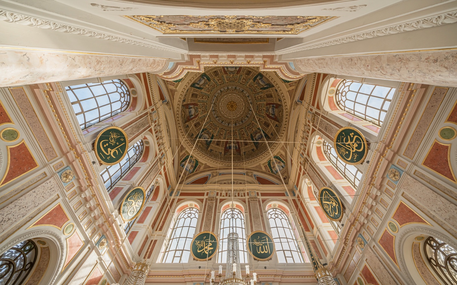 Ortaköy-Moschee: Warum sie aussieht, als wäre ein Palast direkt an den Bosporus gestellt worden