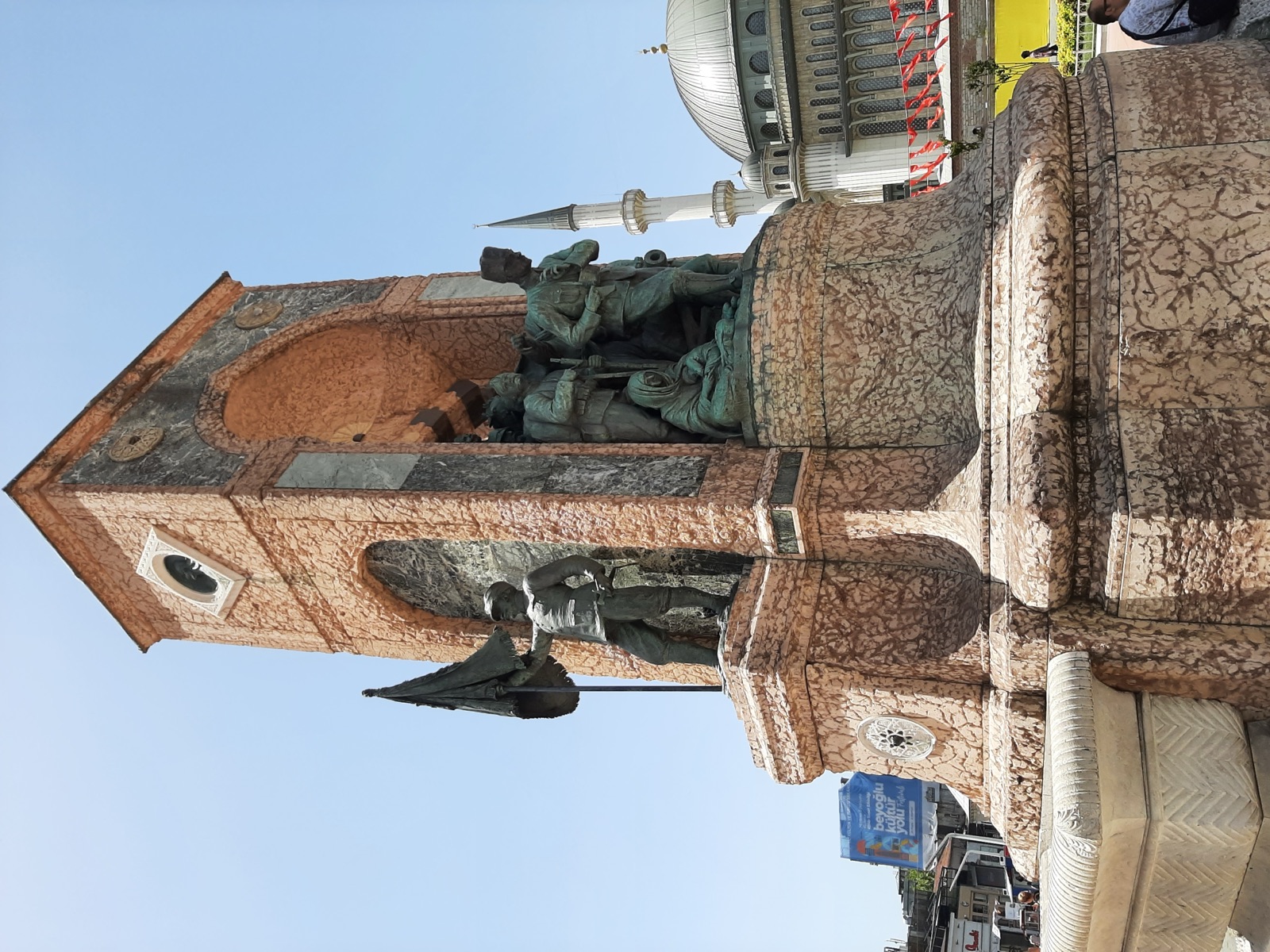 Taksim-Platz: Wasserverteiler, Republikdenkmal, 1. Mai und Gezi – warum dieser Platz politisch so aufgeladen ist