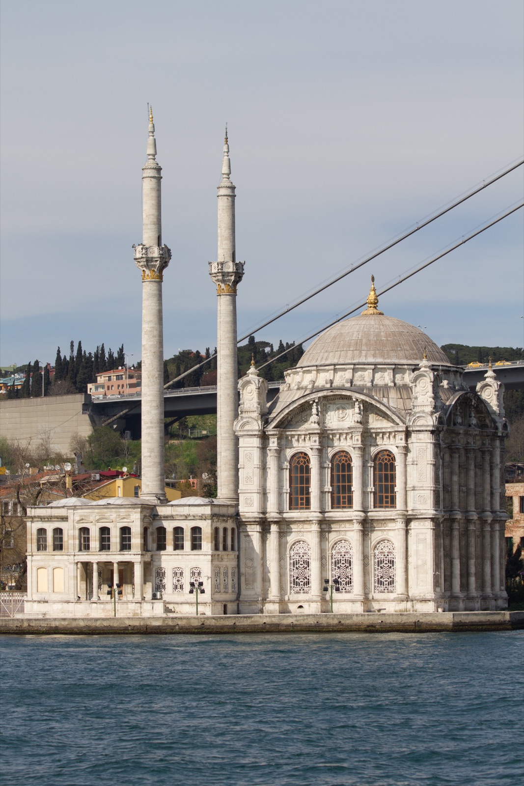 Ortaköy-Moschee: Warum sie aussieht, als wäre ein Palast direkt an den Bosporus gestellt worden