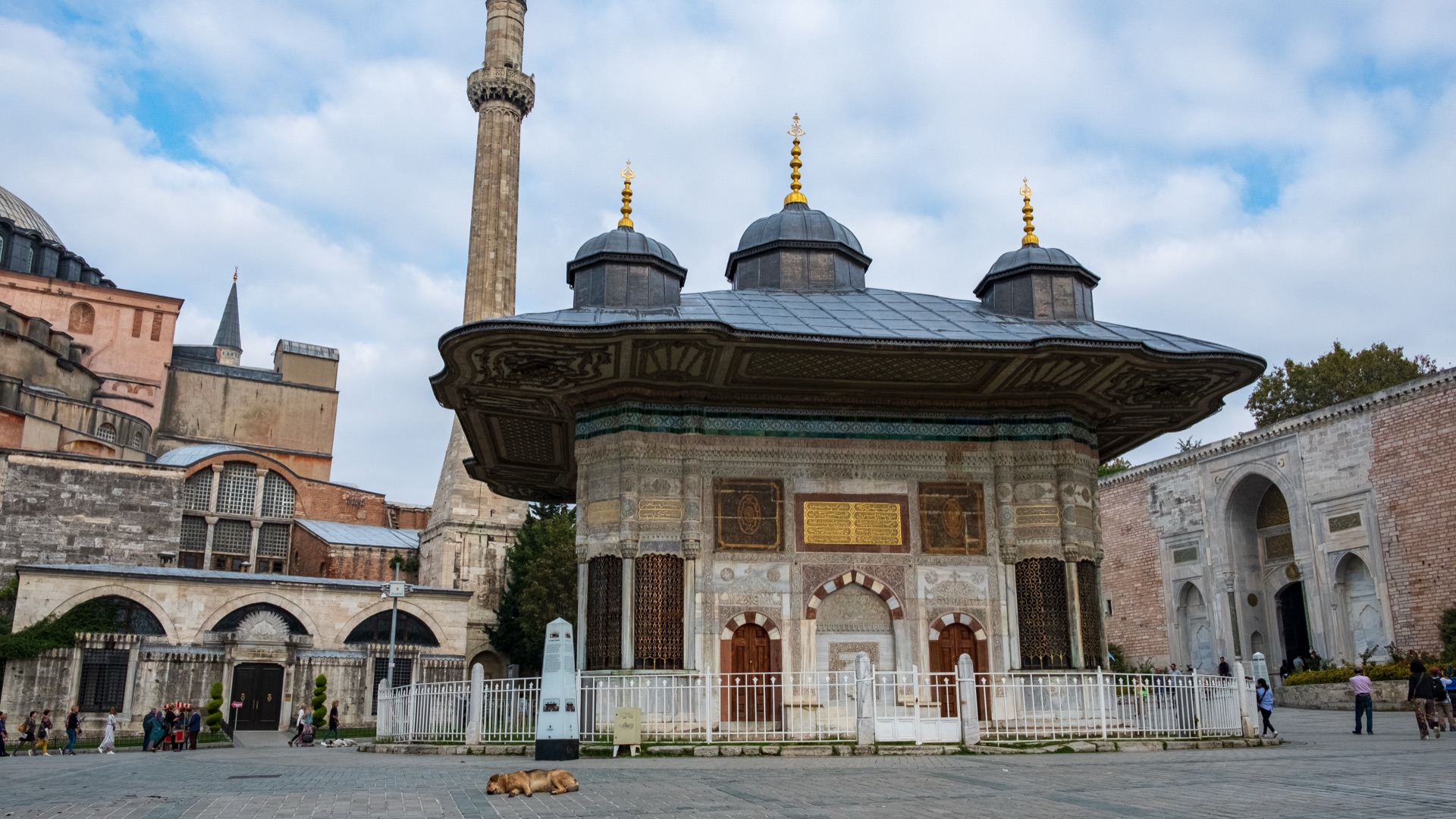Ahmed-III.-Brunnen: Wasser, Poesie und Tulpenzeit direkt vor dem Tor des Topkapı-Palastes