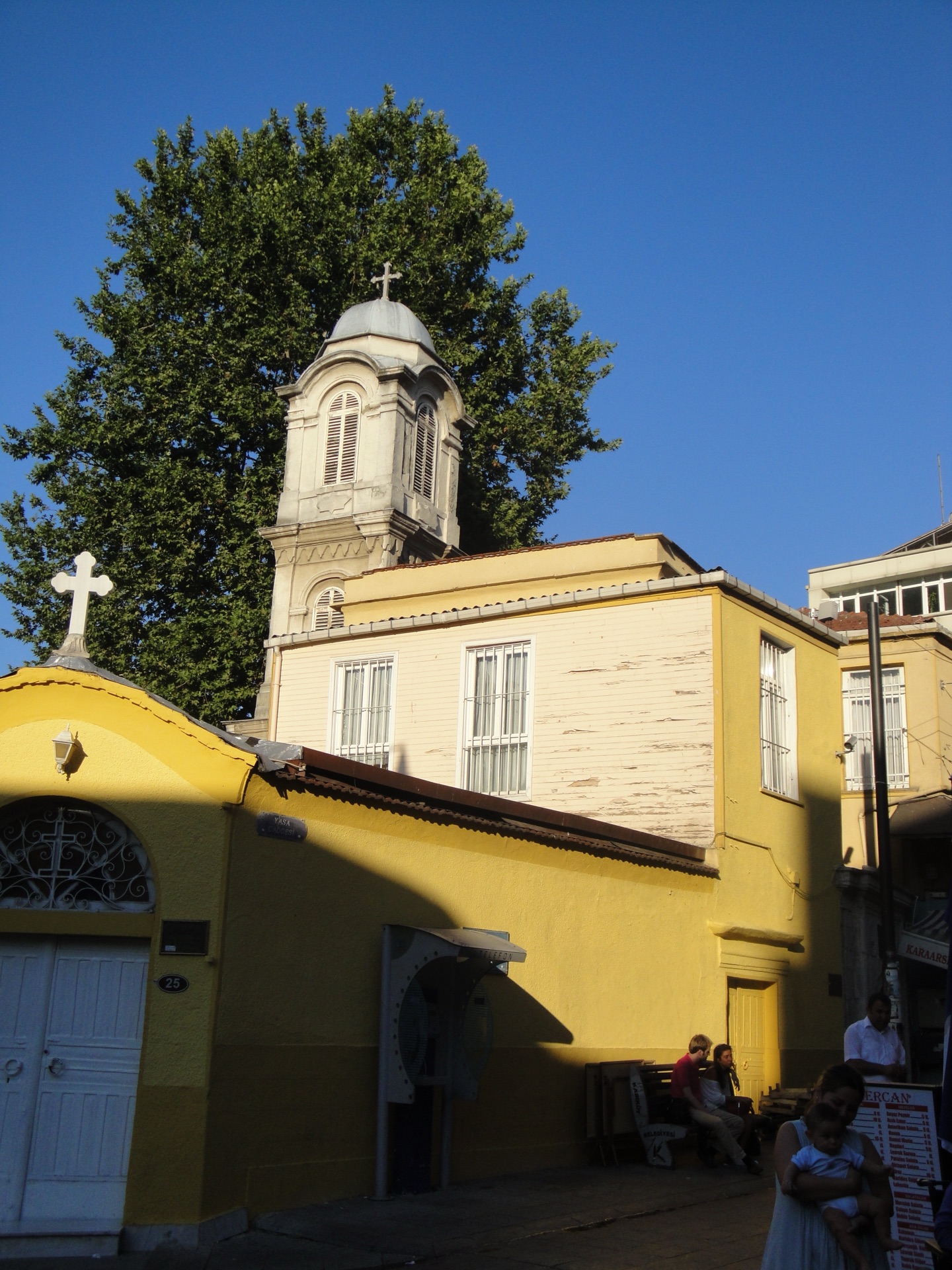 Aya Efimia in Kadıköy: Eine griechisch-orthodoxe Kirche mitten im Zentrum einer Stadt, deren christliche Gemeinden viel kleiner geworden sind