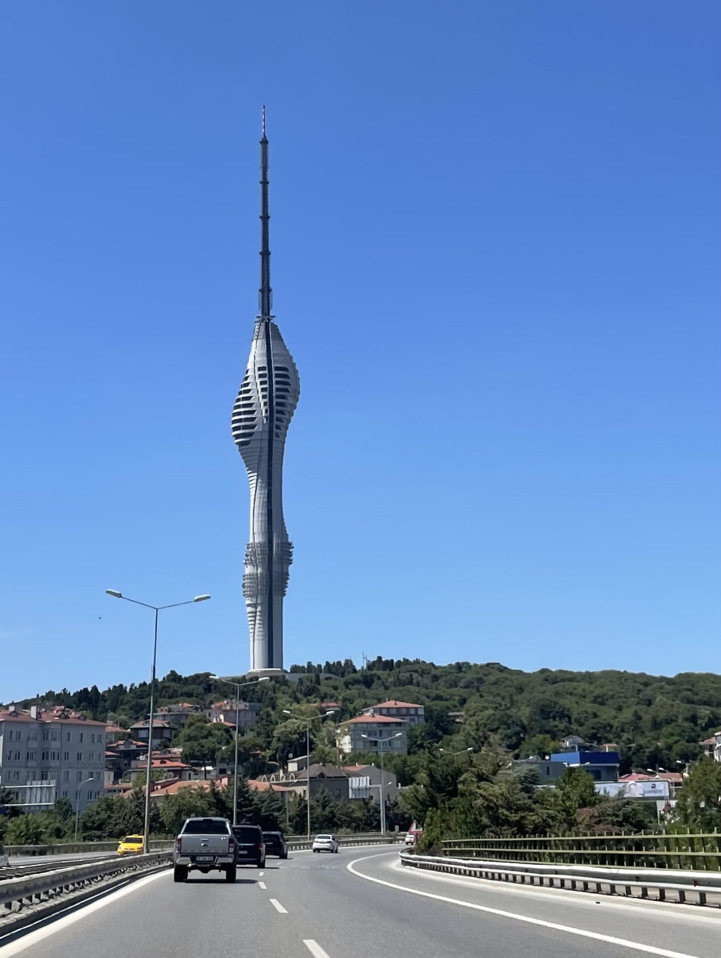 Çamlıca-Turm: 369 Meter Technik, Aussicht und der Versuch, Istanbuls Antennenwald zu ordnen