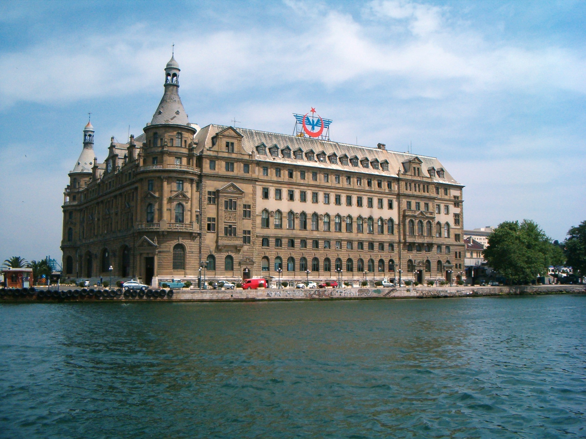 Haydarpaşa-Bahnhof: Deutschlands Eisenbahnarchitektur, Anatoliens Züge und ein Gebäude, das wie ein Schloss im Meer steht