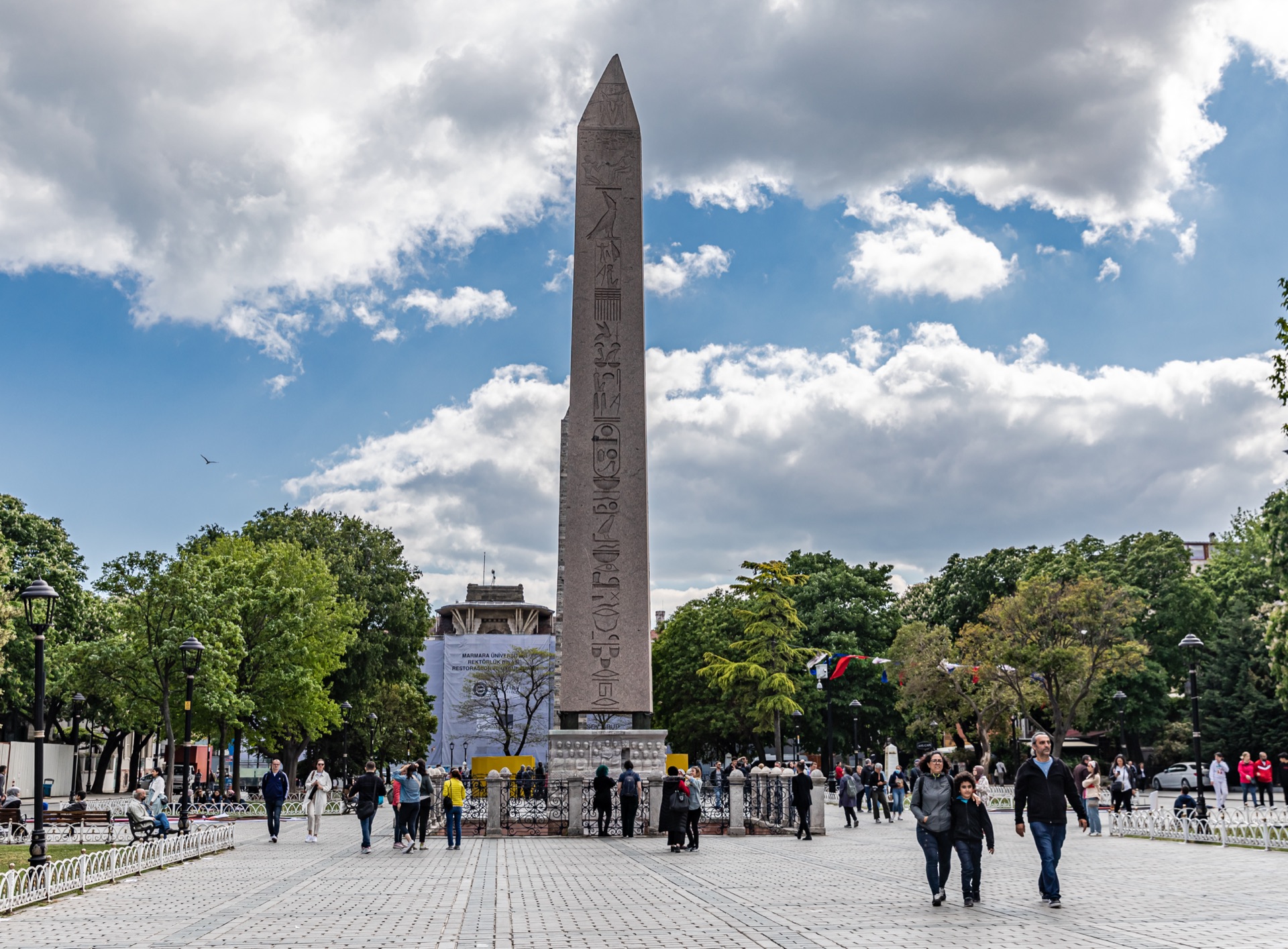 Hippodrom von Konstantinopel: Wagenrennen, Kaiser, Massaker und die Monumente, an denen heute tausende Menschen vorbeilaufen