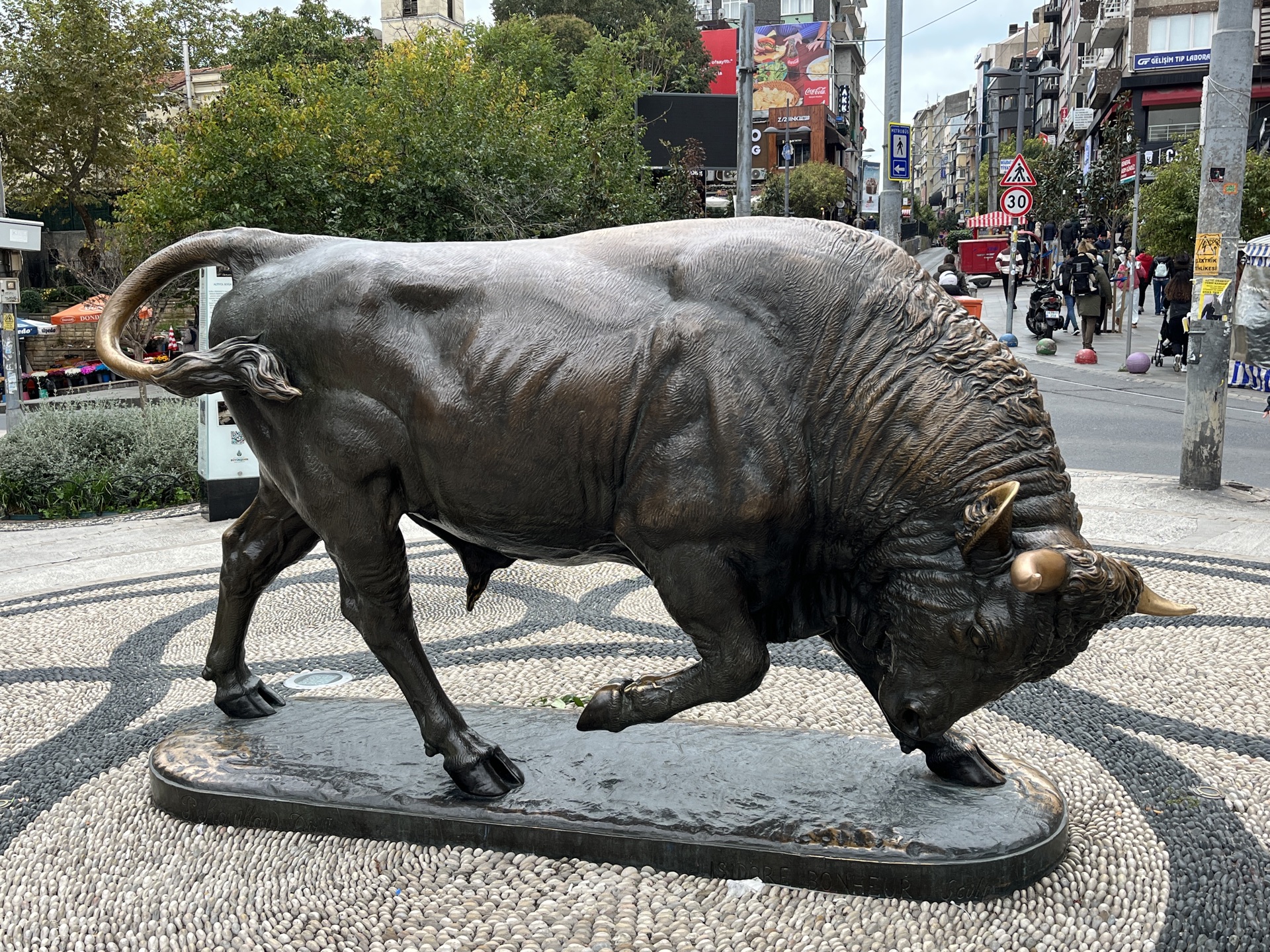 Kadıköy-Stier: Warum ein französischer Bulle zum Treffpunkt einer ganzen asiatischen Innenstadt wurde