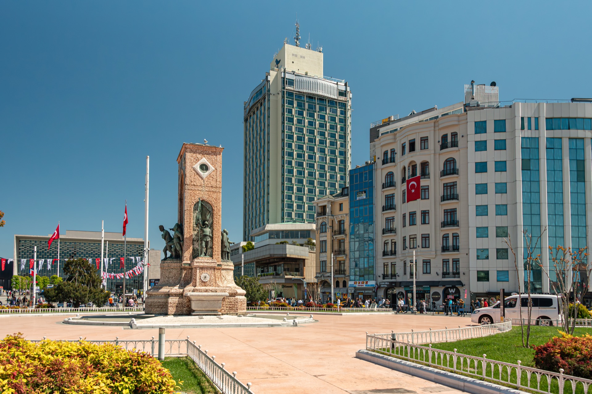 Taksim-Platz: Wasserverteiler, Republikdenkmal, 1. Mai und Gezi – warum dieser Platz politisch so aufgeladen ist