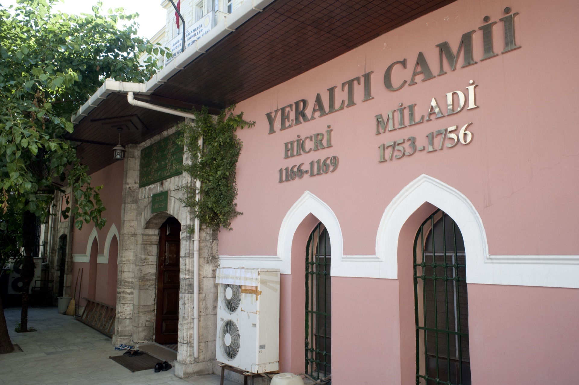 Yeraltı Camii: Die unterirdische Moschee von Karaköy und die Geschichte der Kette des Goldenen Horns