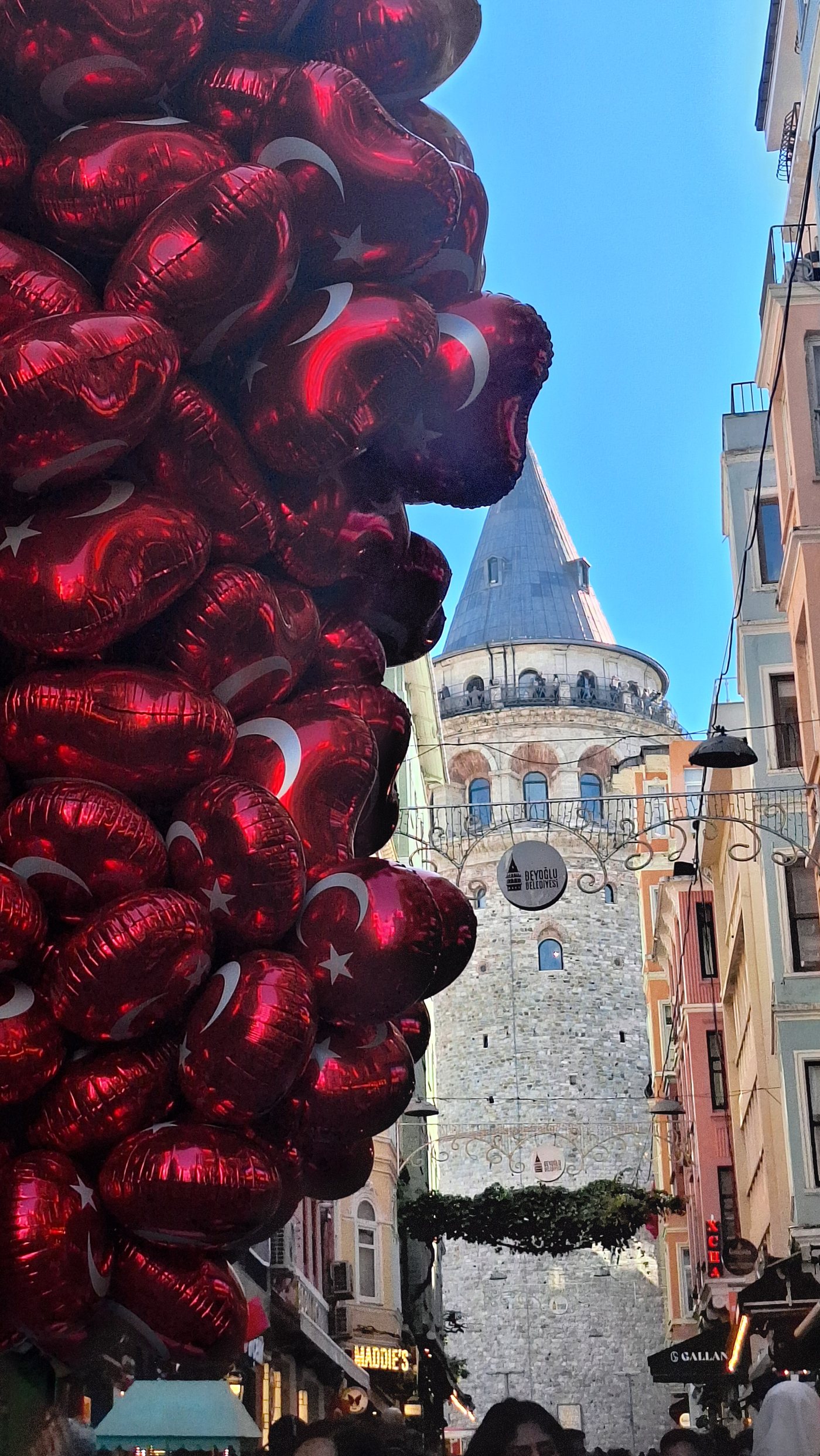 İstiklal Caddesi: Kirchen, Passagen, Botschaften und die Straße, in der sich Pera neu erfand