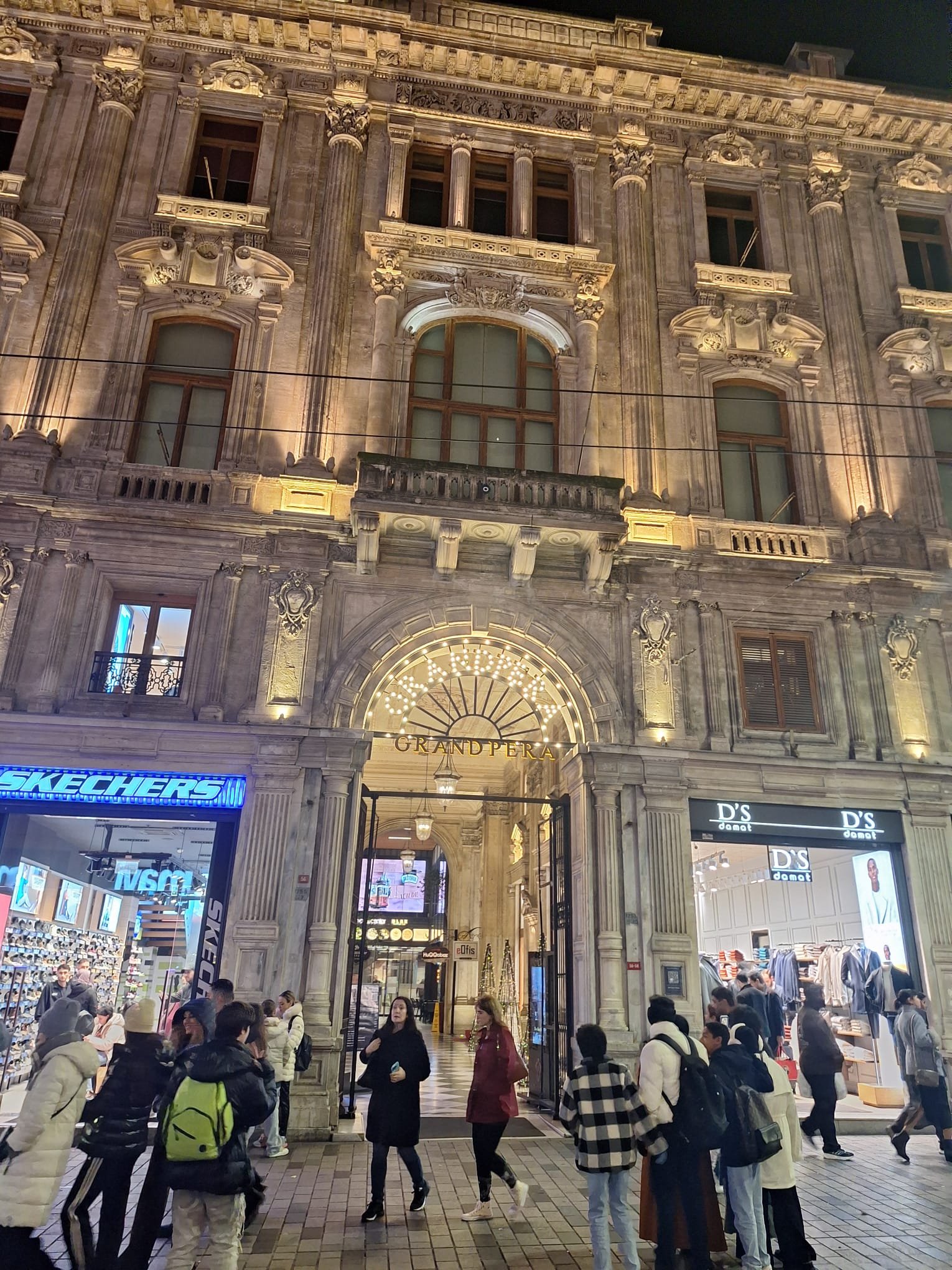 İstiklal Caddesi: Kirchen, Passagen, Botschaften und die Straße, in der sich Pera neu erfand