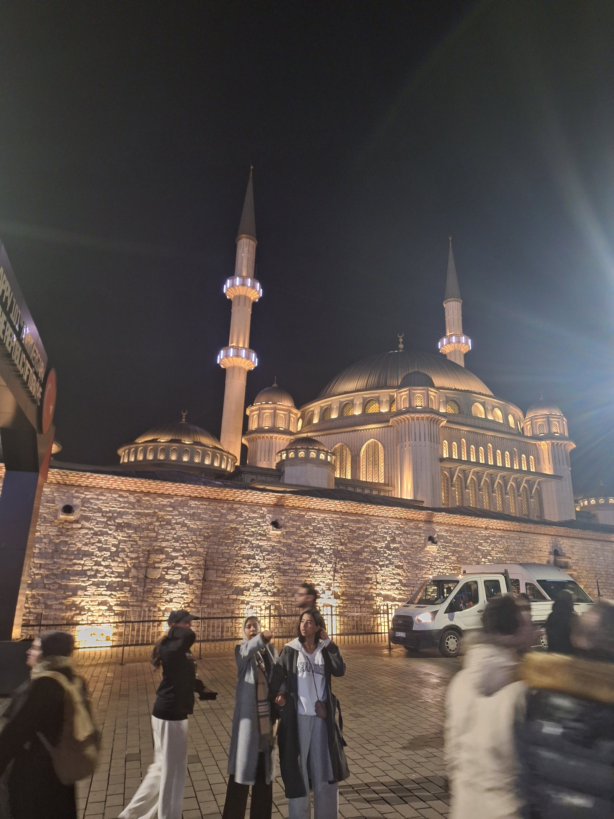 İstiklal Caddesi: Kirchen, Passagen, Botschaften und die Straße, in der sich Pera neu erfand