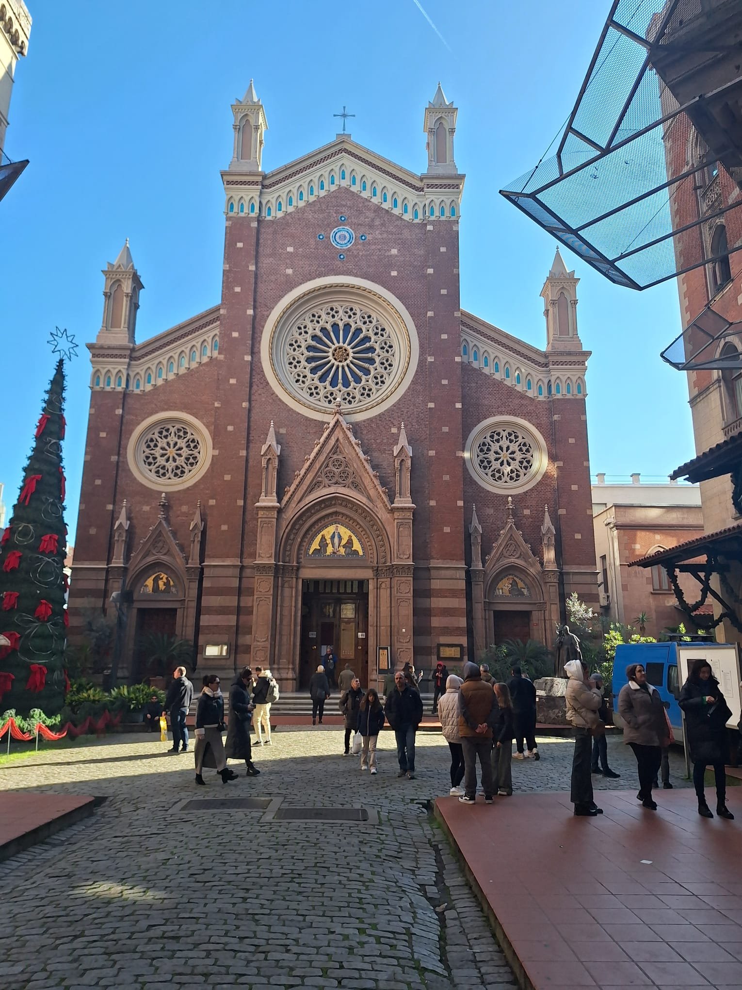 St. Antonius auf der İstiklal: Eine katholische Kirche mitten im größten Menschenstrom Beyoğlus